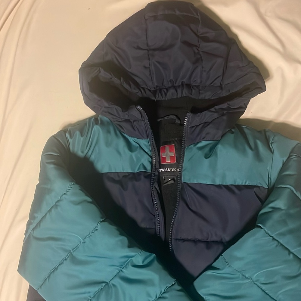 SwissTech Girls Hooded Puffer Coat. Black and green. Good condition.Size 8.